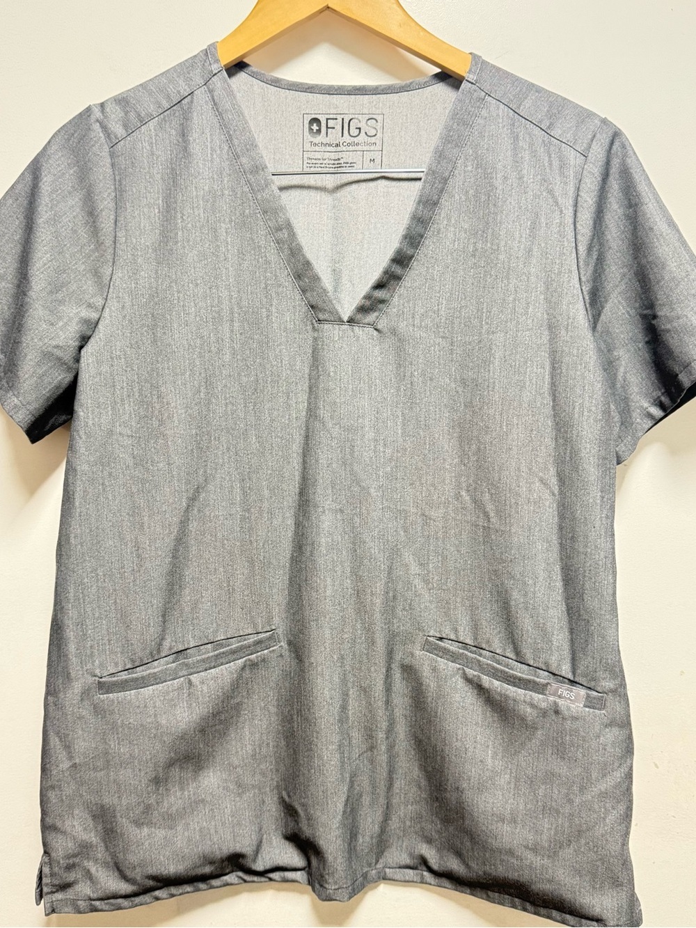 FIGS Men’s Gray V-Neck Short Sleeve Scrub Top
